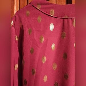 Short v neck blouse with long sleeves